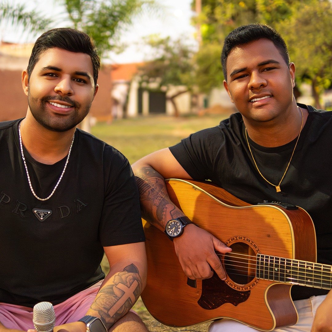 Werick e Hudson com violão