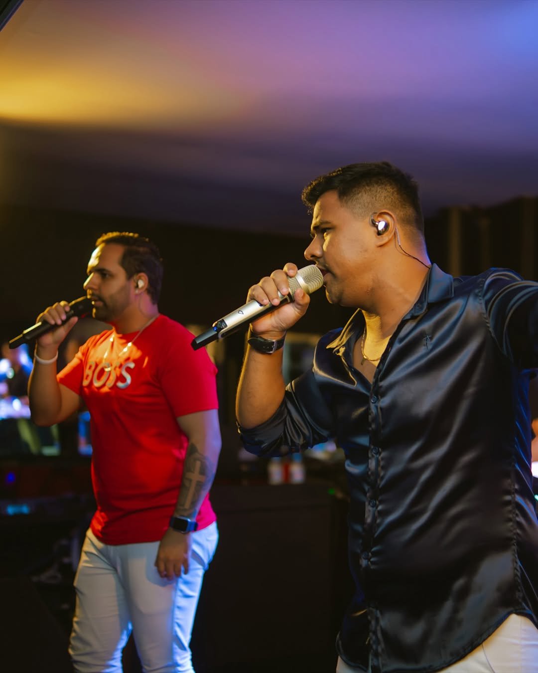 Werick e Hudson cantando no palco