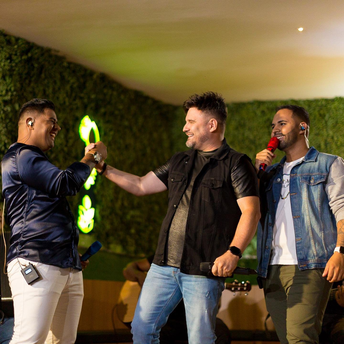 Werick e Hudson com convidado no palco
